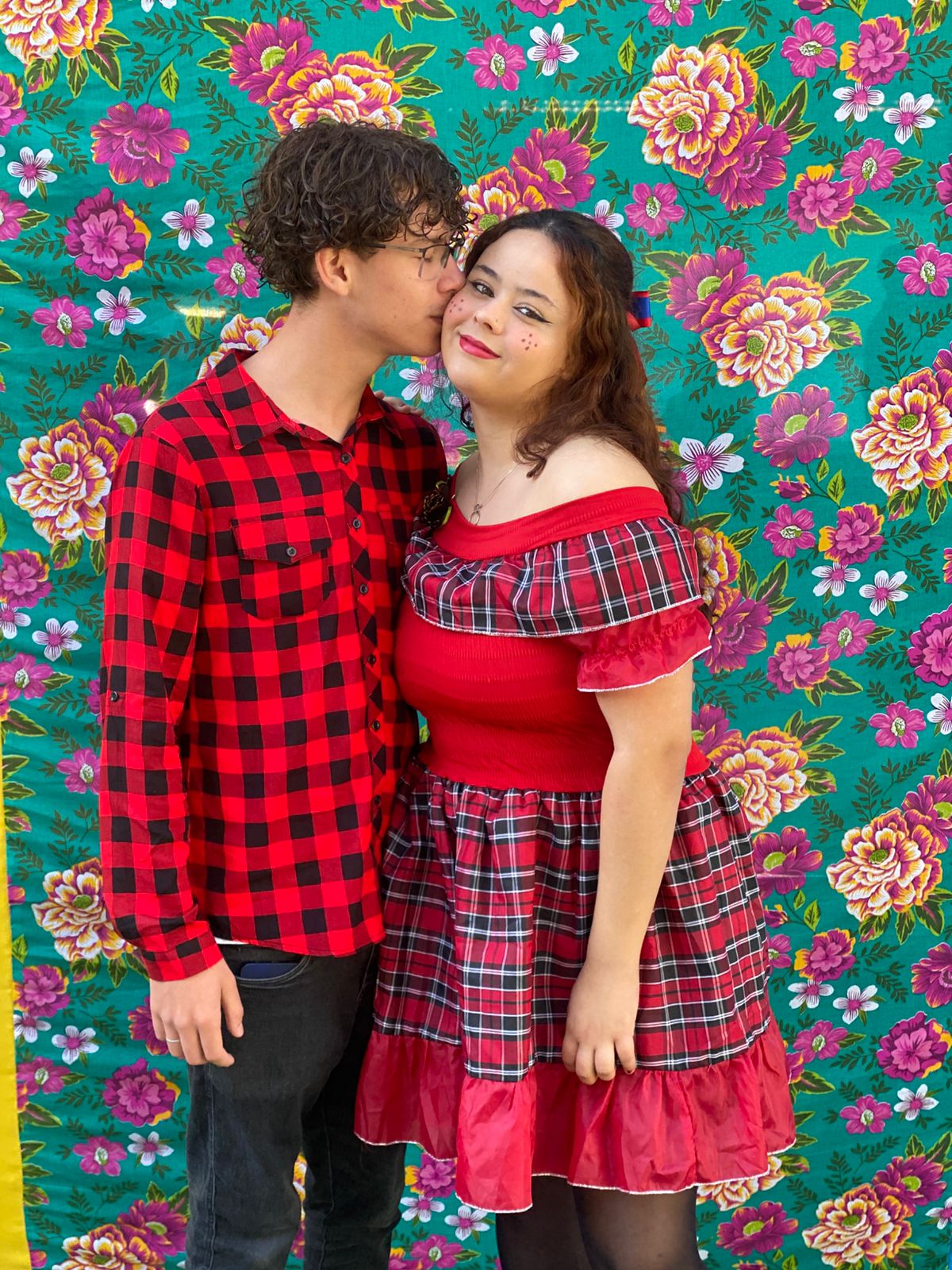 Look combinando - roupas xadrez vermelhas