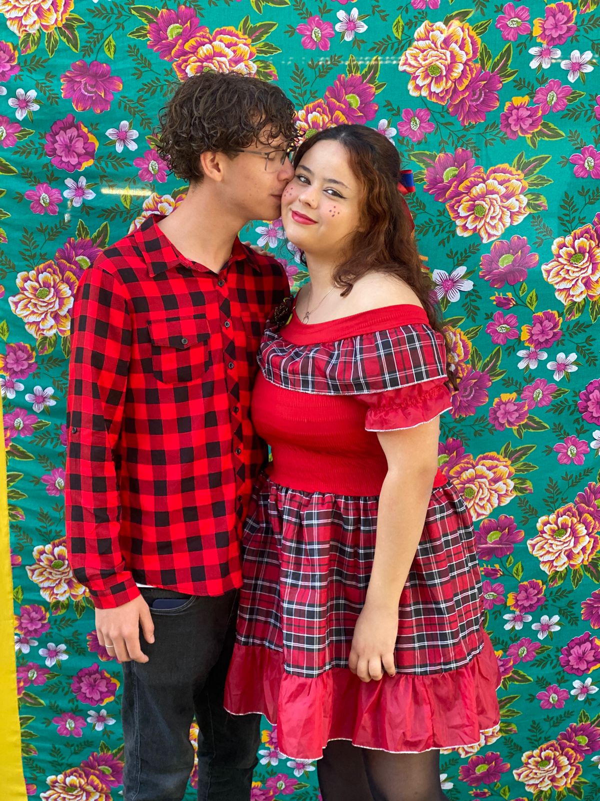 Beijinho carinhoso com look combinando