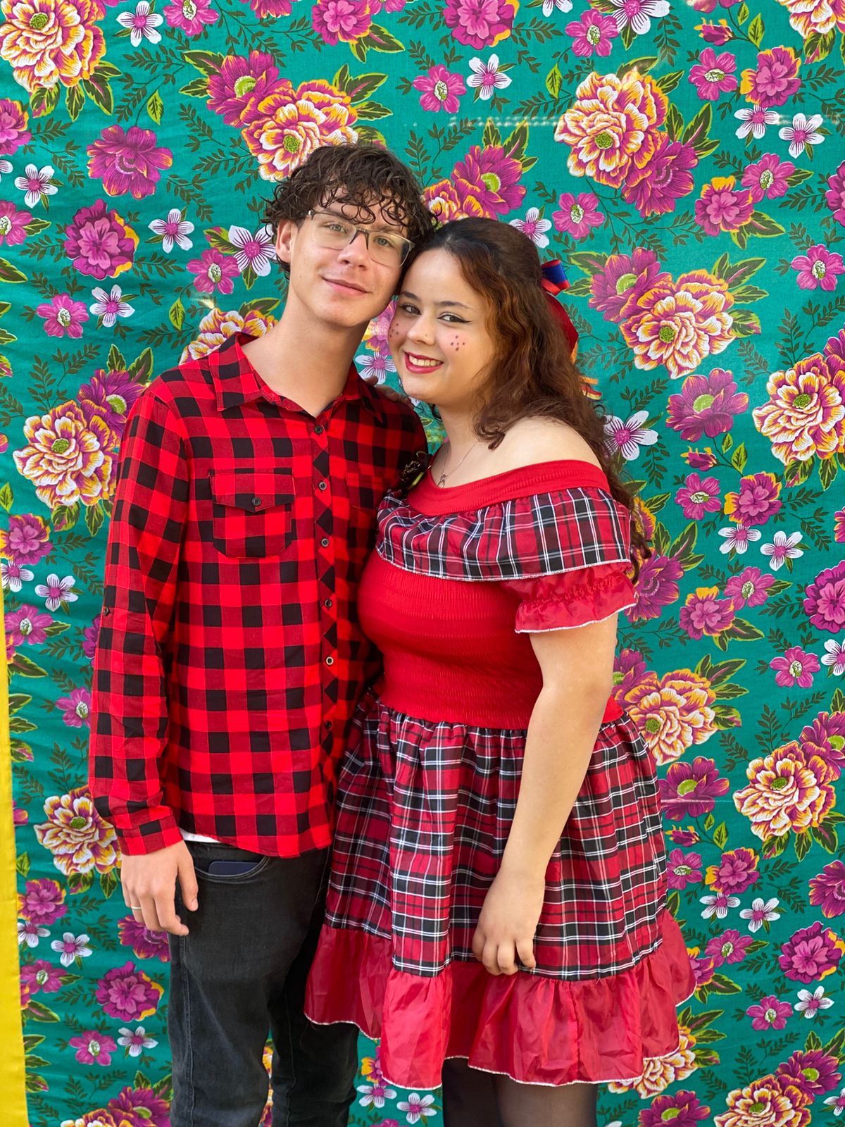 Pose romântica com roupas combinando