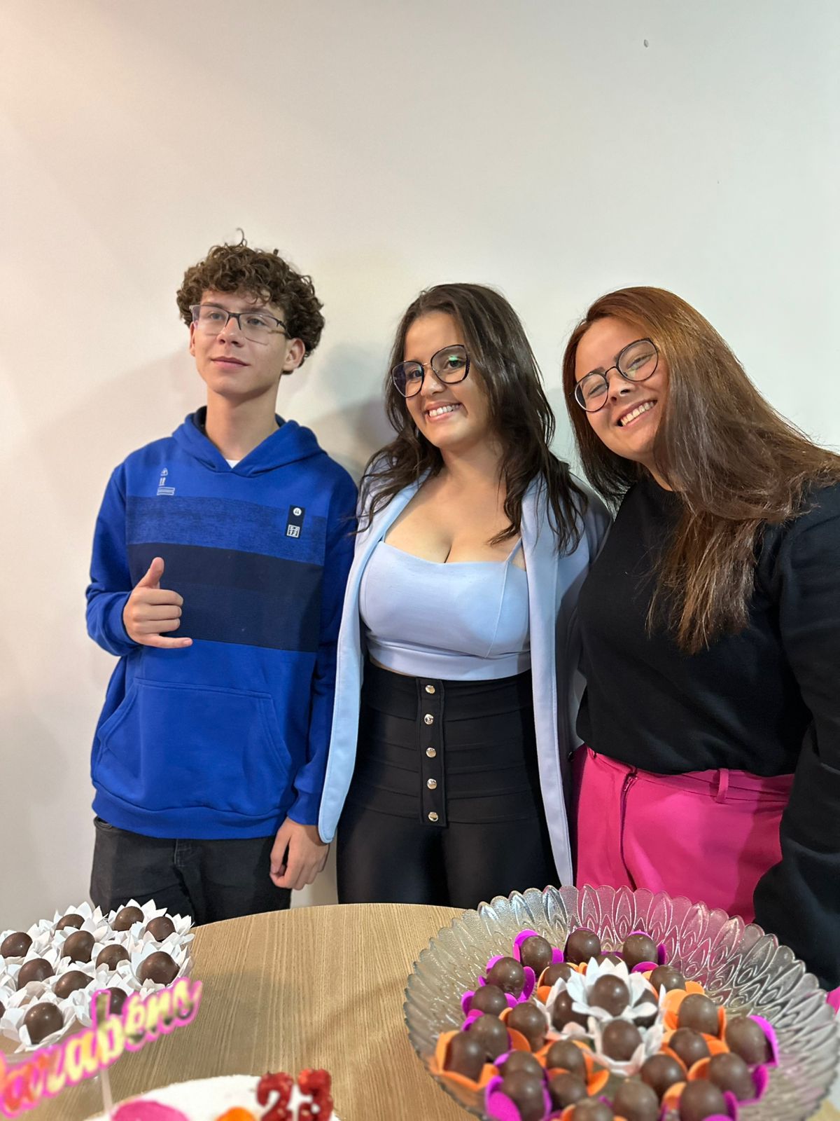 Celebração com amigos e doces